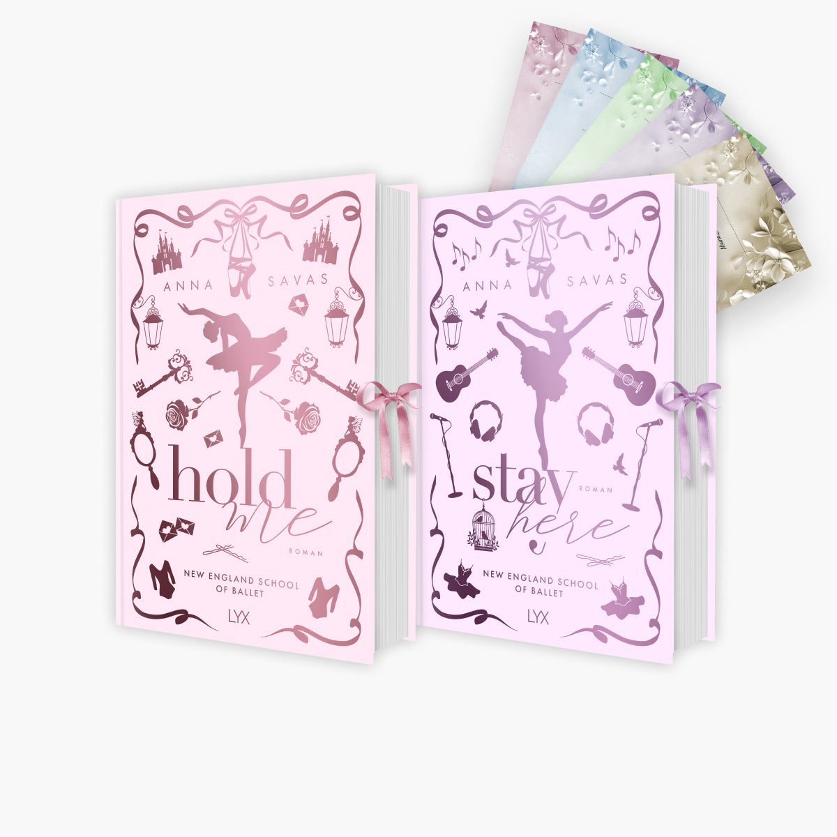 Buchset ‚Hold Me‘ und ‚Stay Here‘ von Anna Savas aus der New England School of Ballet Reihe mit pastellfarbenem Design und Farbfächer im Hintergrund