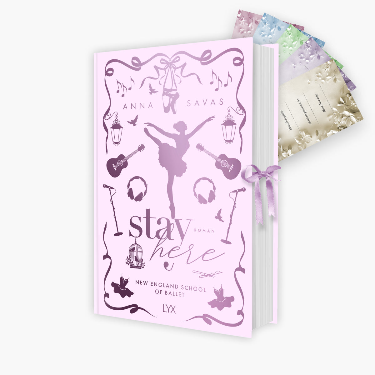 Buchcover ‚Stay Here‘ von Anna Savas – New England School of Ballet Roman mit Tänzerin und Musik-Elementen in Lila