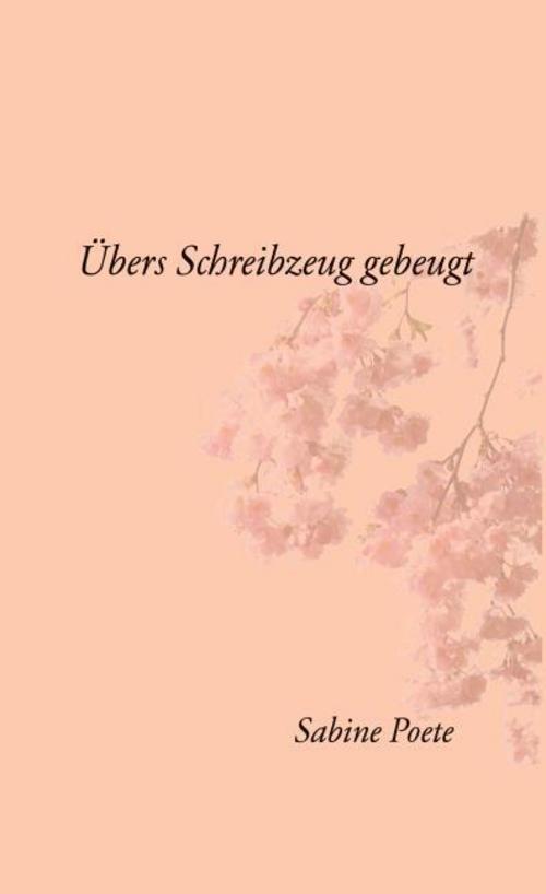 Übers Schreibzeug gebeugt
